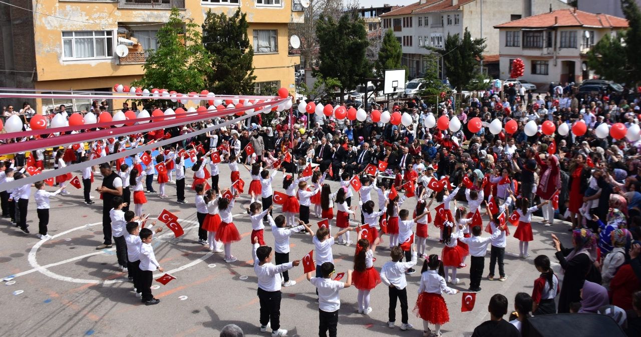 Gerze ve Boyabat'ta 23 Nisan Ulusal Egemenlik ve Çocuk Bayramı törenlerle kutlandı