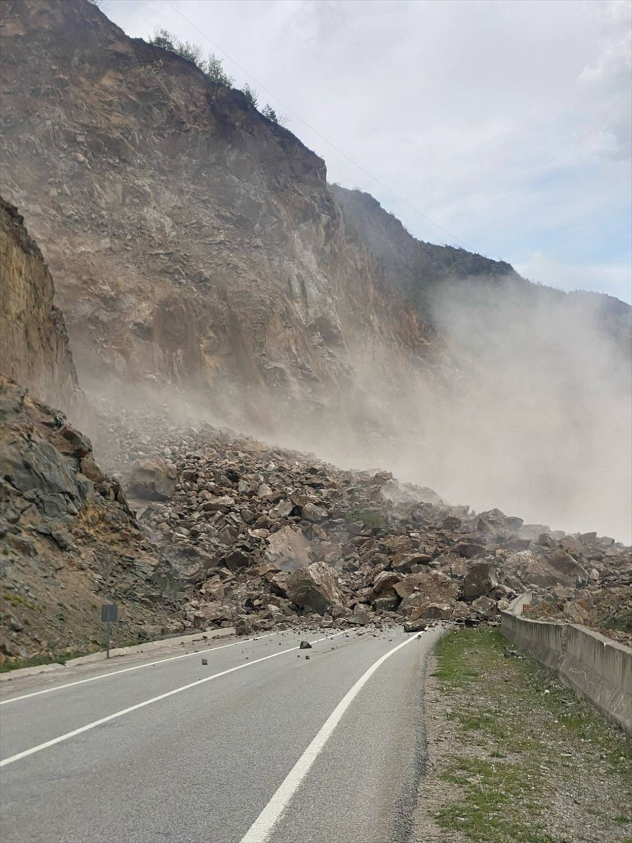 Gümüşhane-Giresun karayolu heyelan nedeniyle ulaşıma kapandı