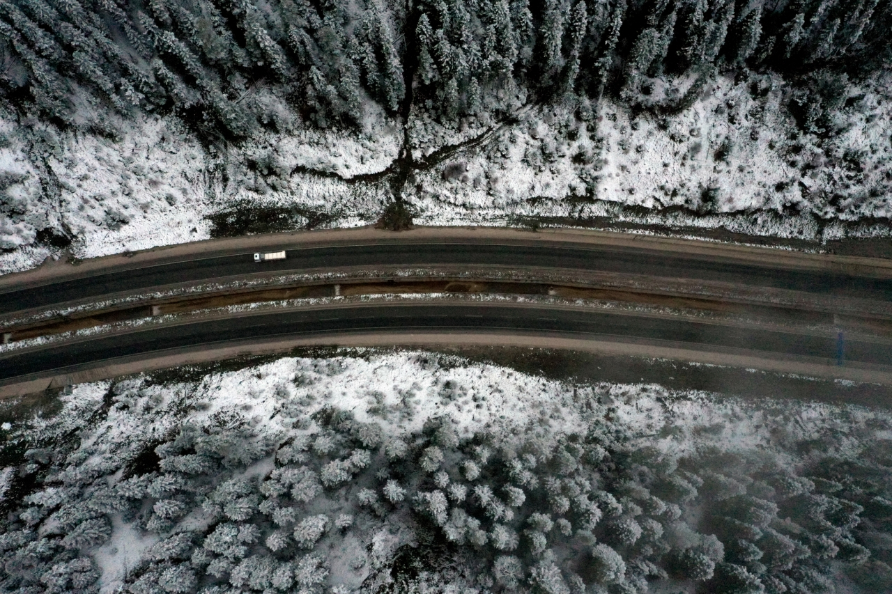 Ilgaz Dağı'nda kar yağışı ve sis etkili oluyor