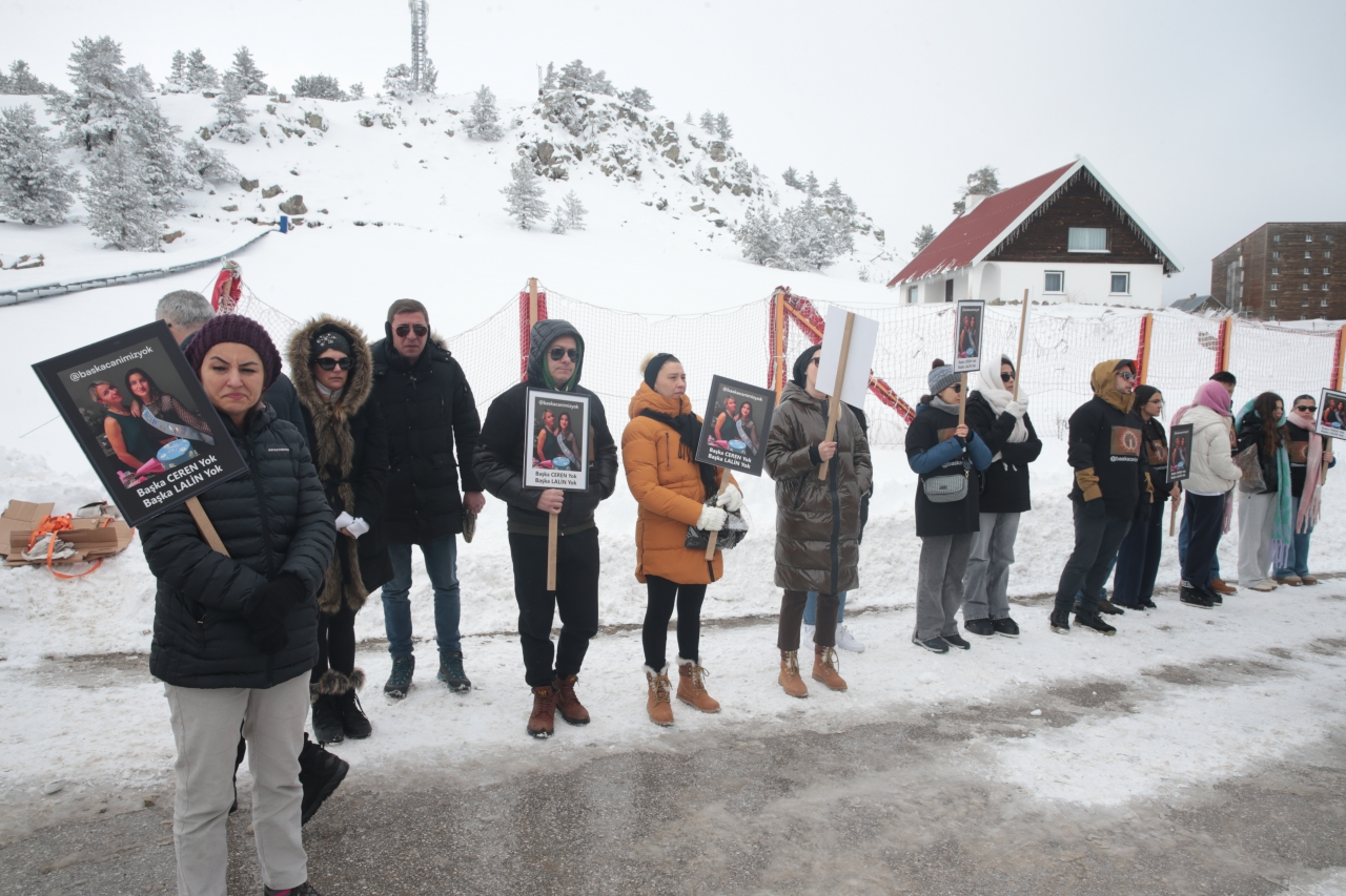 Kartalkaya'daki yangında yaşamını yitiren 78 kişi otelin önünde anıldı