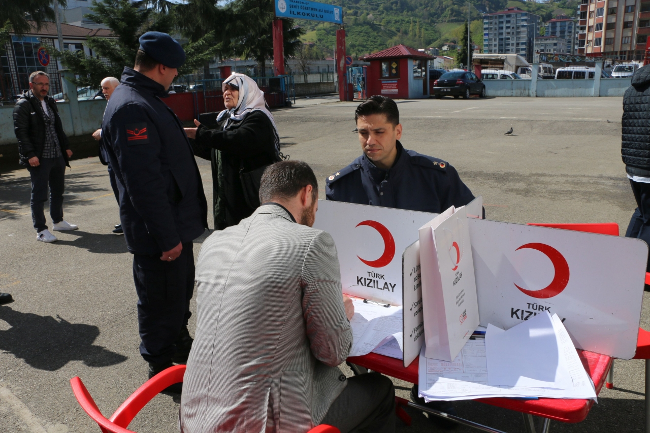 Of'ta öğretmenler ile veliler kan bağışında bulundu