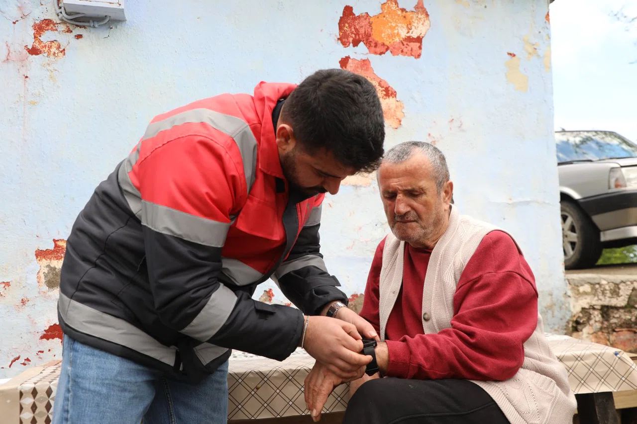 Ordu'da Alzheimer hastasına akıllı saat verildi
