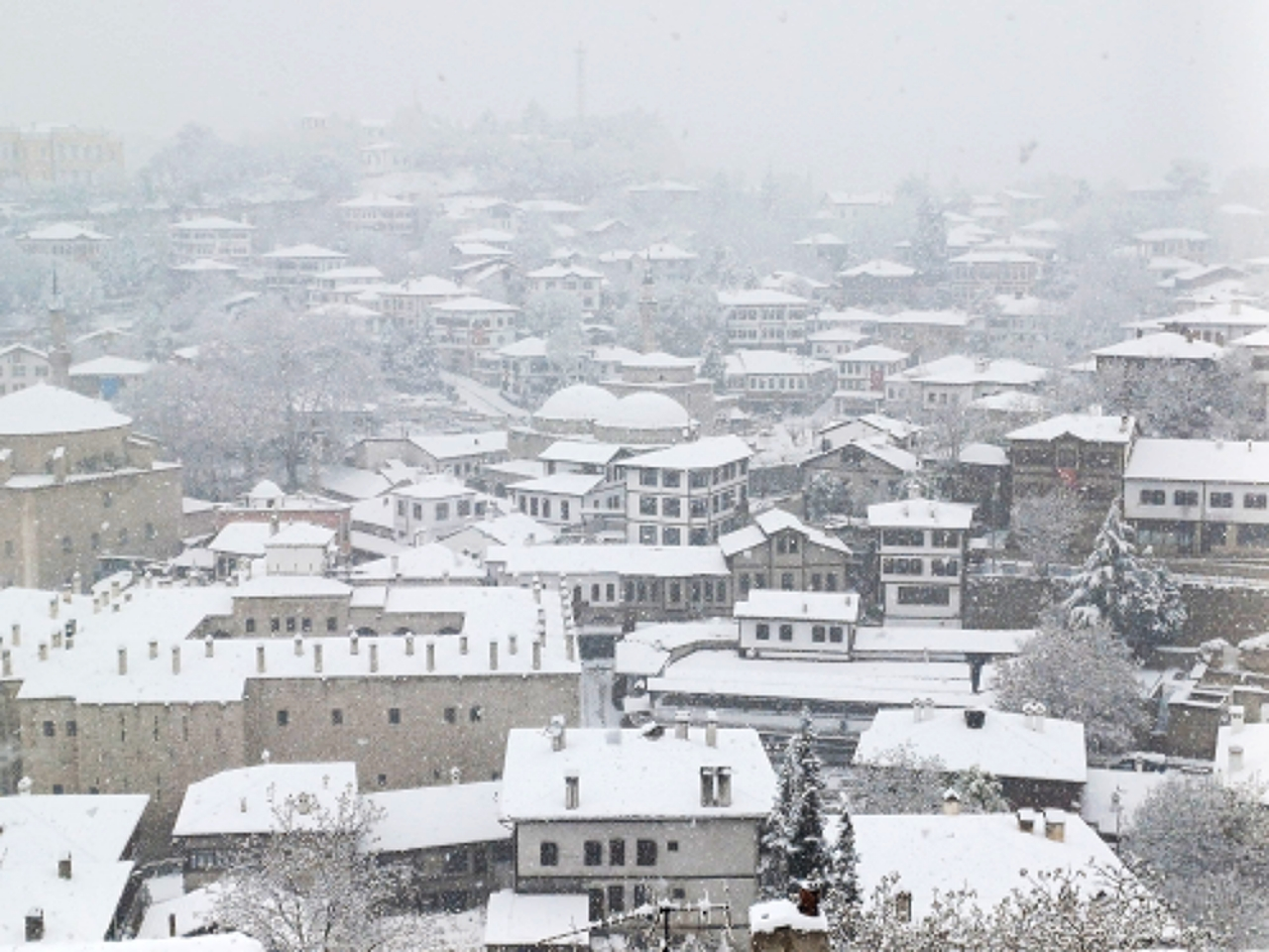 Safranbolu'da tarihi konaklar karla kaplandı