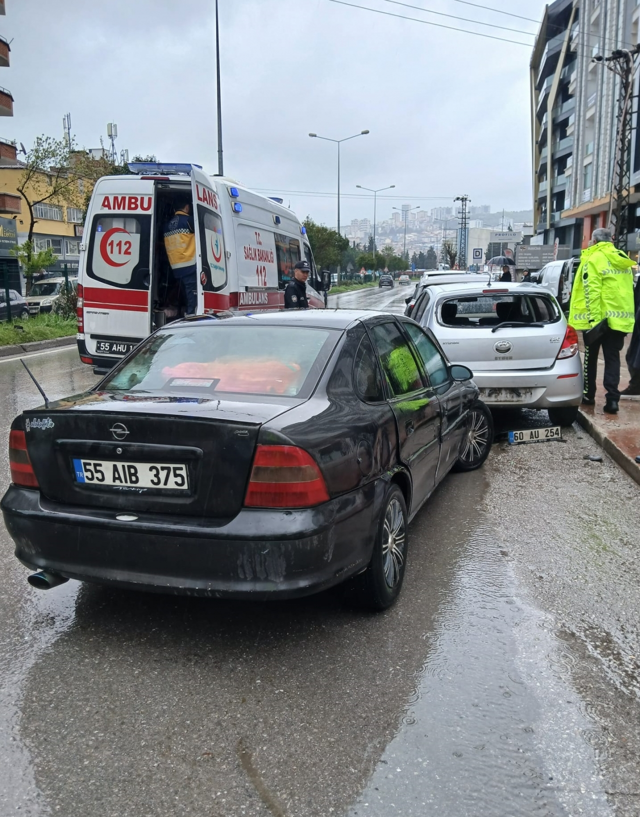 Samsun'da 3 aracın karıştığı trafik kazasında 5 kişi yaralandı