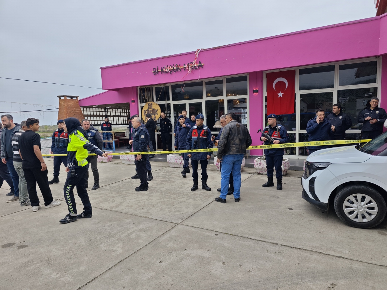 Samsun'da boşanma aşamasındaki eşini silahla öldüren kişi, intihar etti