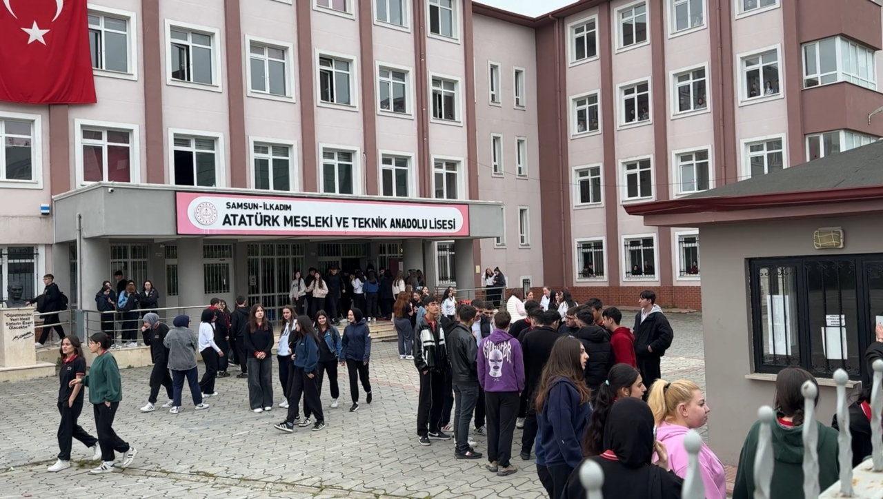 Samsun'da daha önce bir öğrenciyi bıçakla yaralayan genç, okulda öğretmeni darbetti