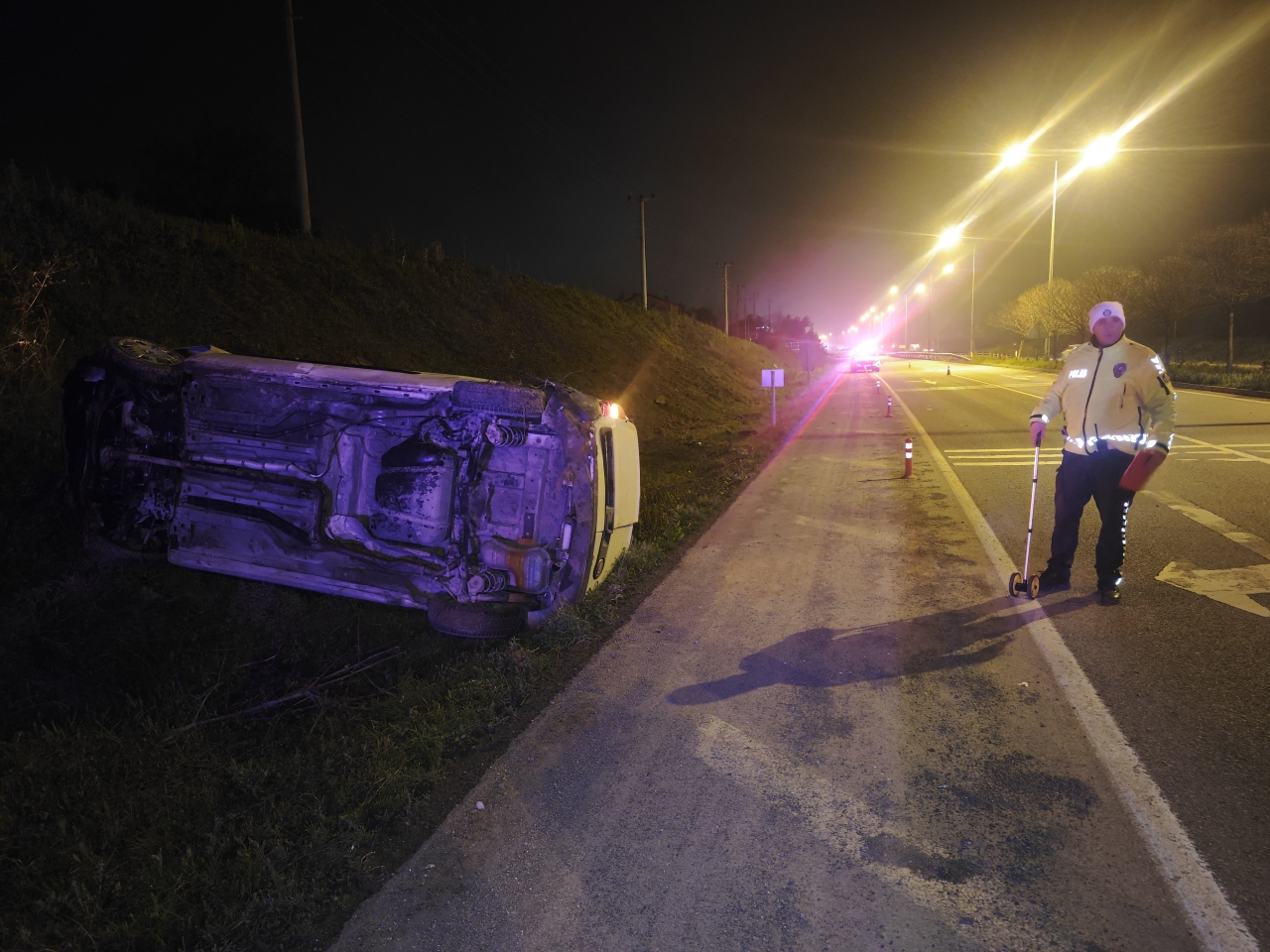 Samsun'da devrilen kamyonetteki yolcu yaralandı, kaçan sürücü aranıyor