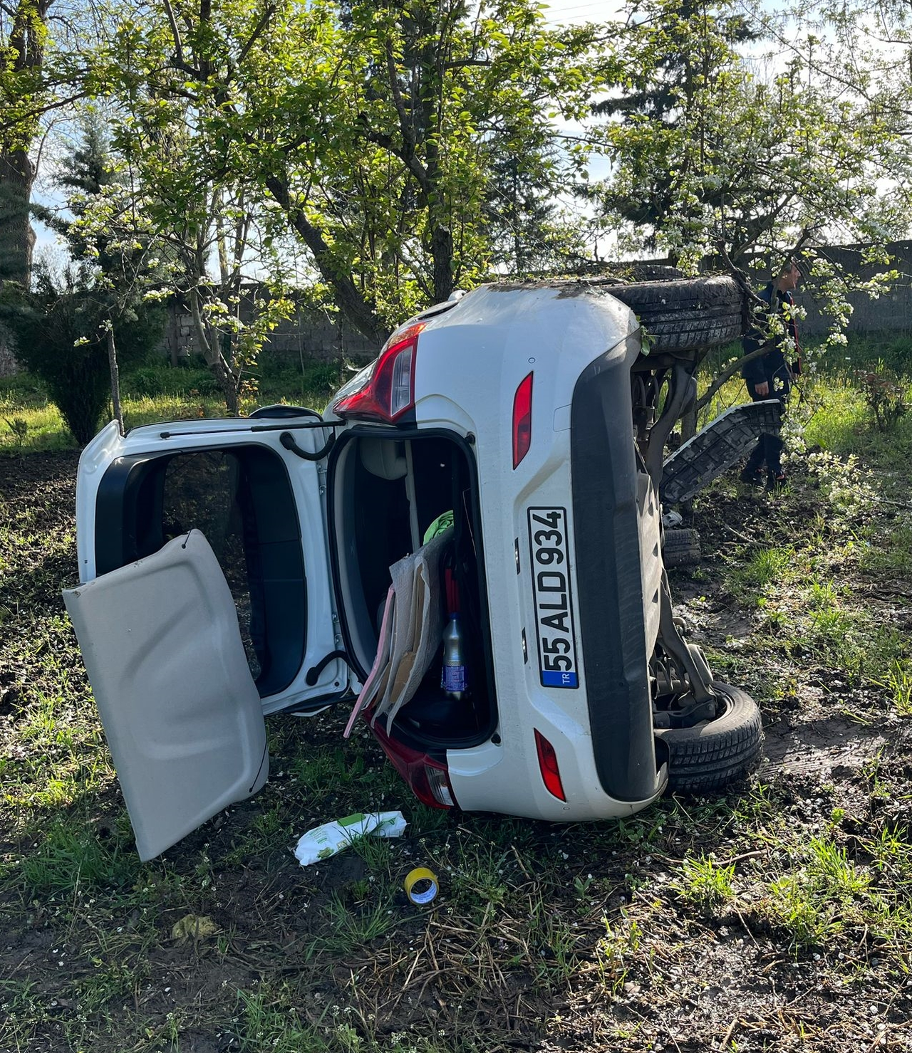 Samsun'da devrilen otomobilin sürücüsü aranıyor
