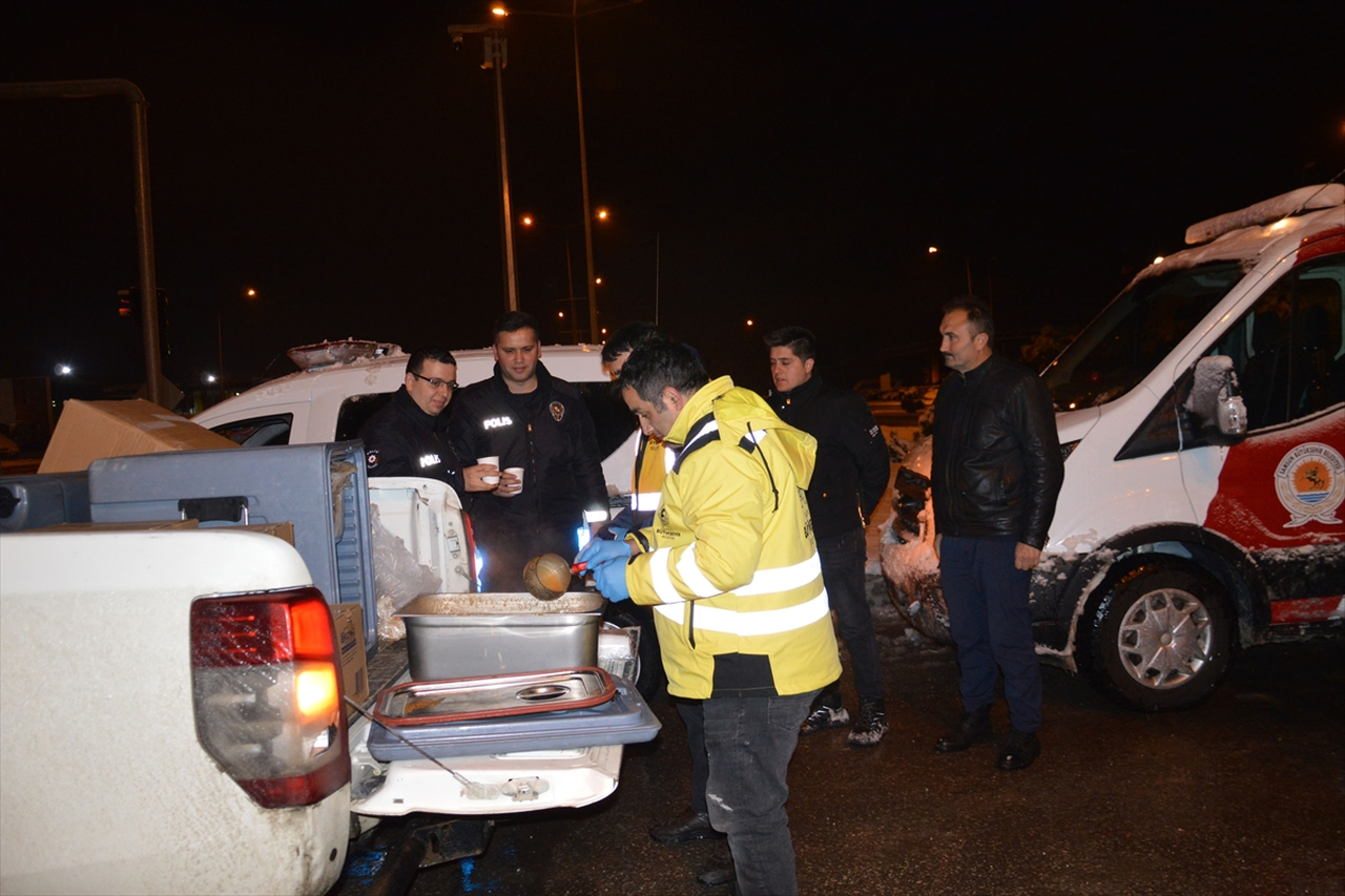 Samsun’da kar yağışı nedeniyle yolda mahsur kalanlara sıcak çorba ikram edildi