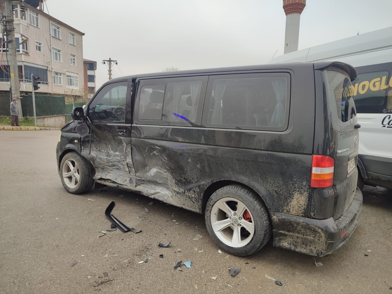 Samsun'da otomobil ile minibüsün çarpıştığı kazada 6 kişi yaralandı