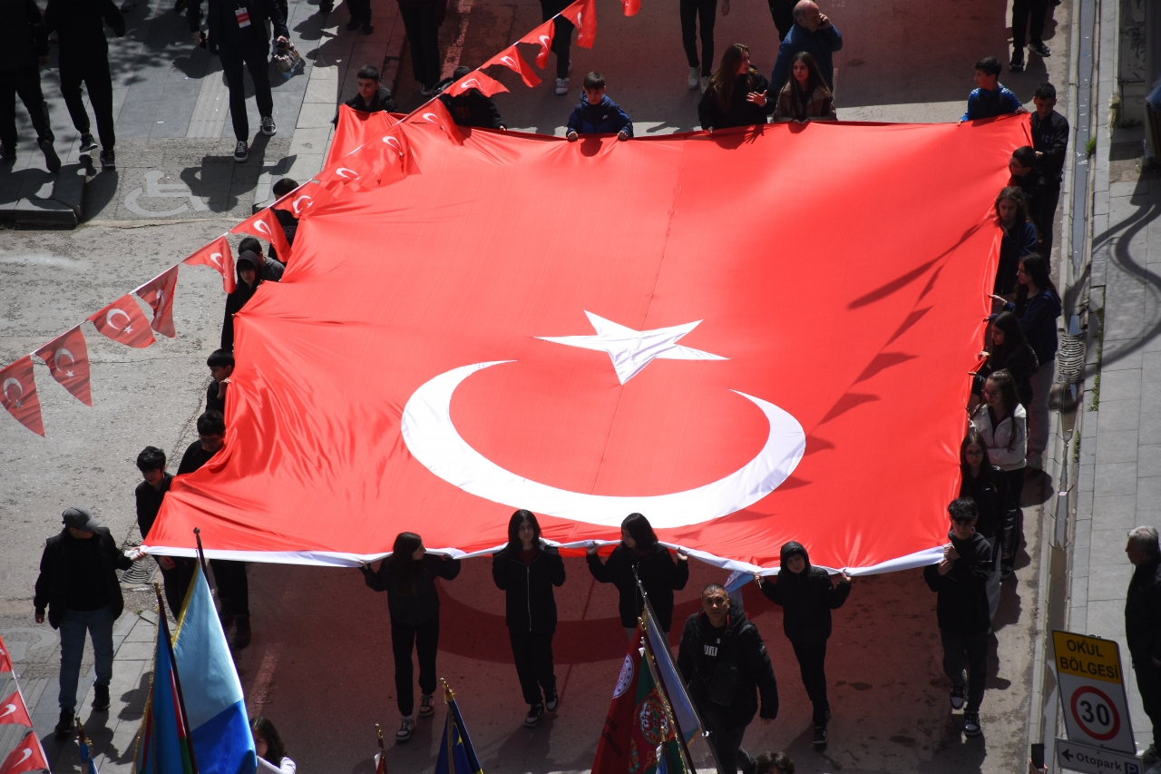 Samsun'da "Türk Dünyası Çocuk Festivali" renkli görüntülerle başladı