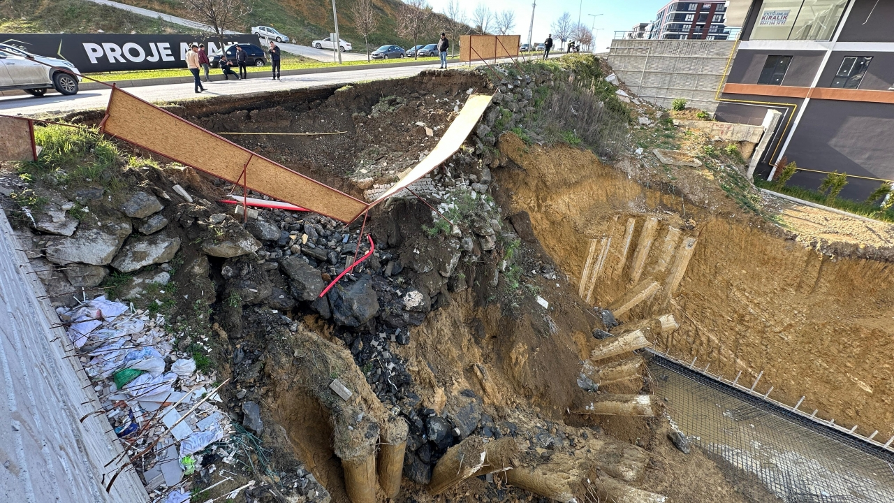 Samsun'un Atakum ilçesinde bir inşaat alanı yanındaki yol kısmen çöktü