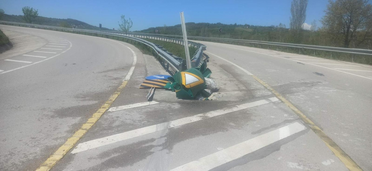Sinop'ta bariyerlere çarpan otomobildeki 2 kişi yaralandı