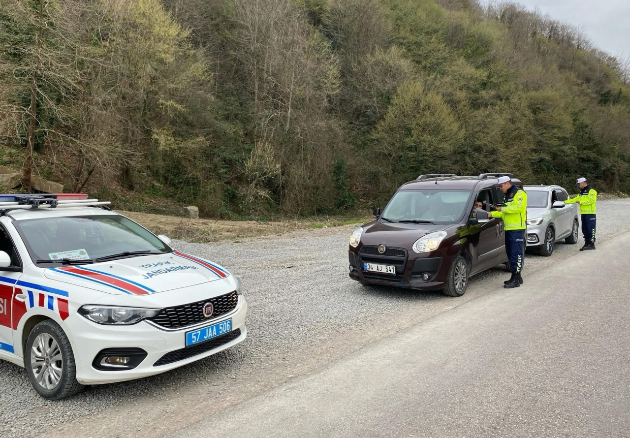 Sinop'ta bayram tatili süresince 2 bin 601 sürücüye para cezası uygulandı