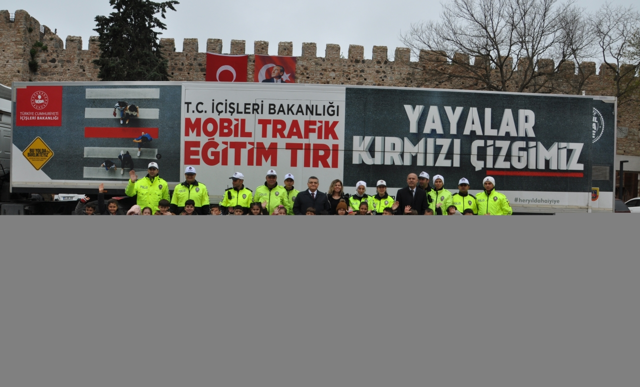 Sinop’ta öğrenciler, trafik kurallarını Mobil Trafik Eğitim Tırı'nda öğrendi