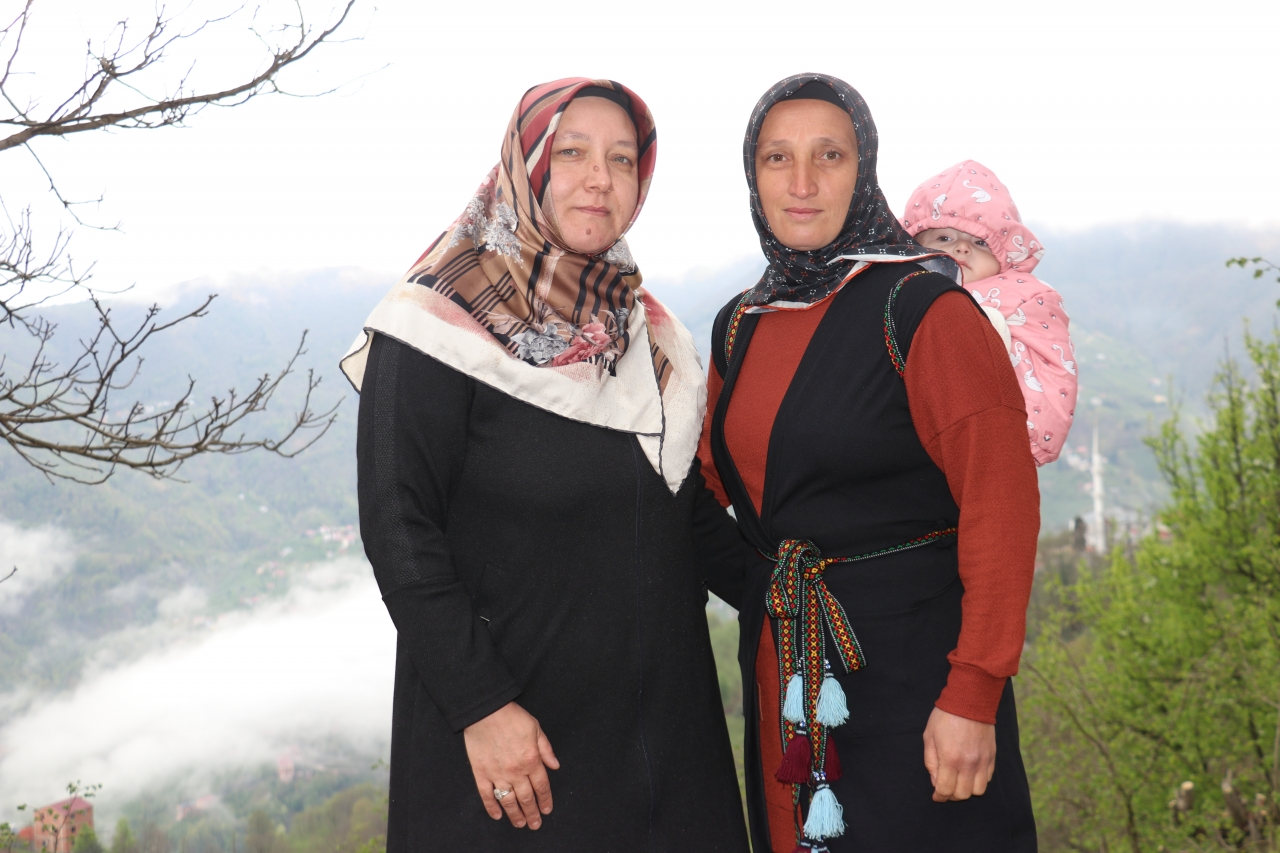 Sırtında taşıdığı bebekle maça giden kadının bordo-mavi sevgisi