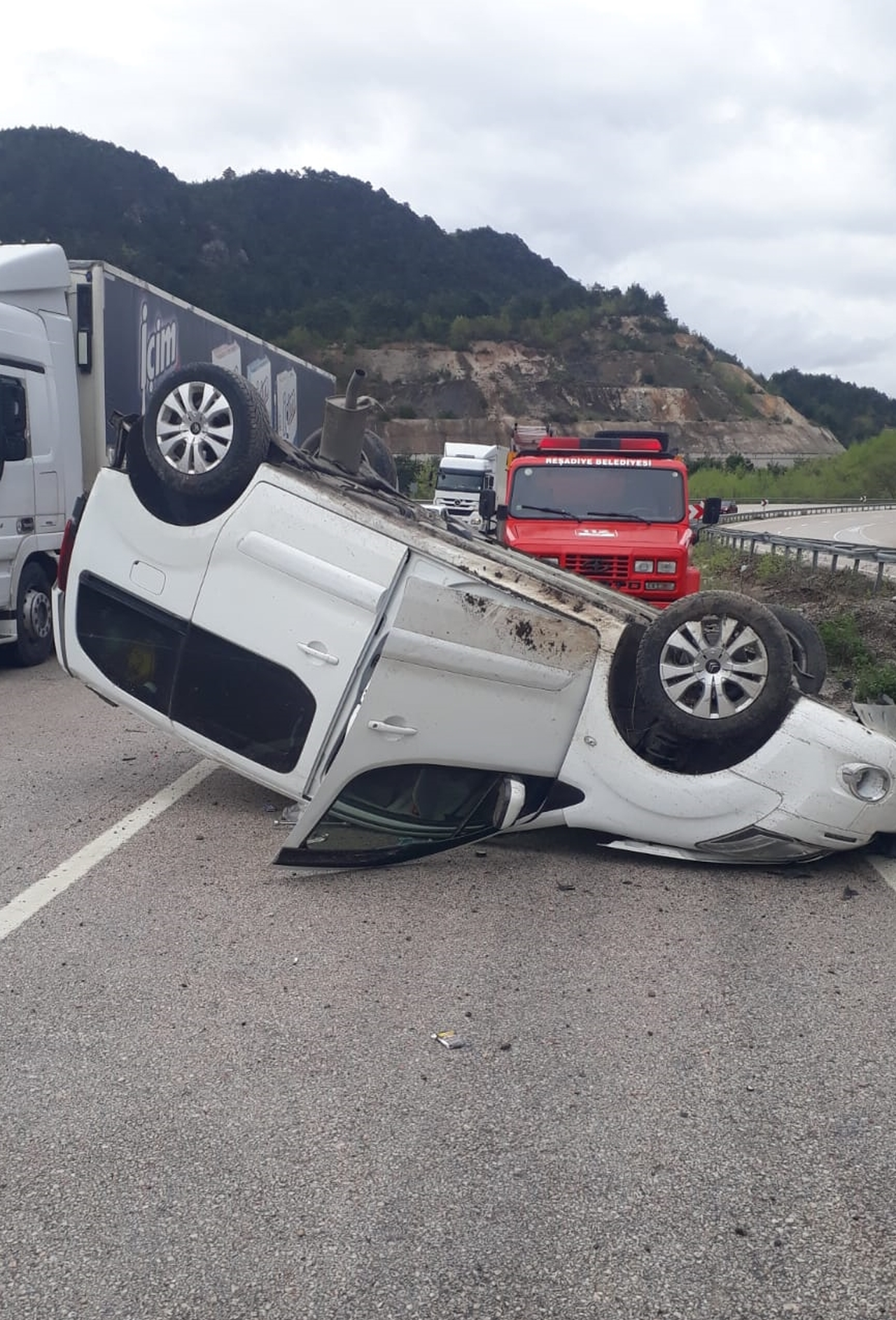 Tokat'ta devrilen hafif ticari araçtaki 4 kişi yaralandı