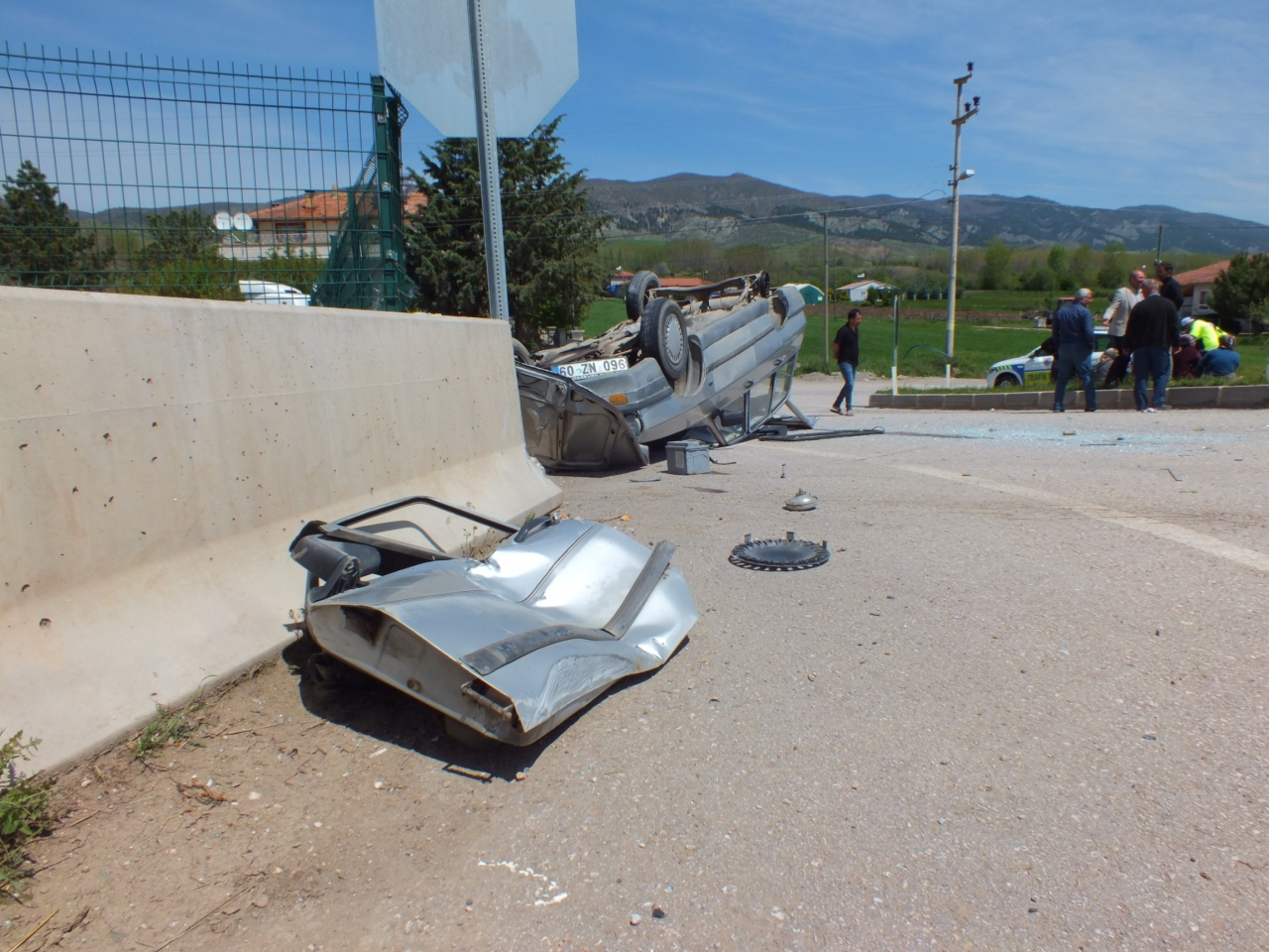 Tokat'ta devrilen otomobildeki 3 kişi yaralandı