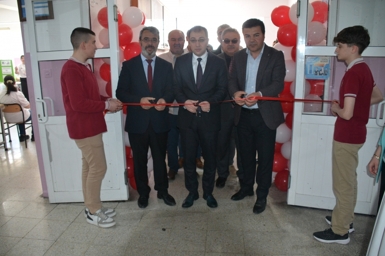 Tosya'da TÜBİTAK 4006 Bilim Fuarı açıldı
