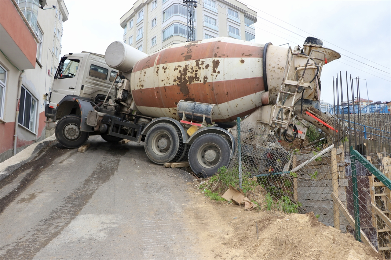 Trabzon'da yokuştan kayan beton mikseri inşaat ile yol arasında asılı kaldı