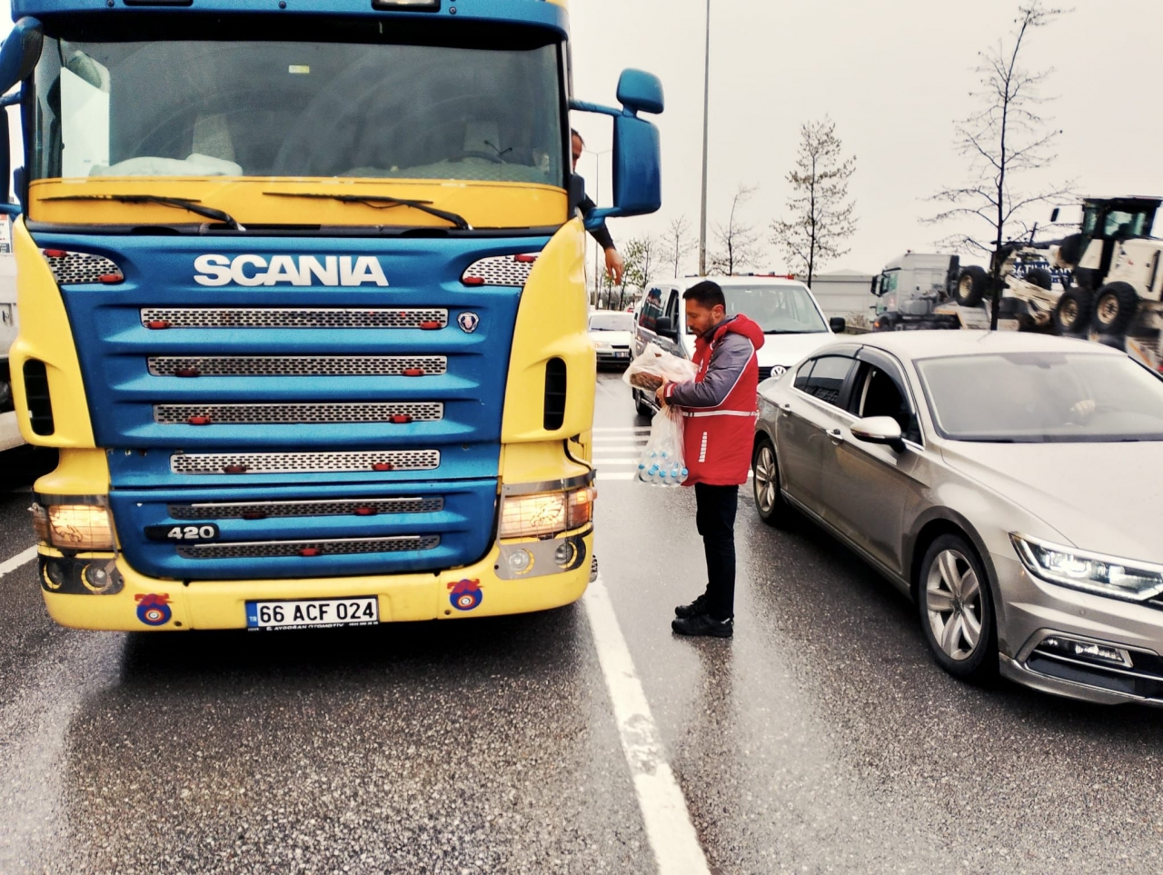 Türk Kızılay, Samsun'da kar nedeniyle yolda mahsur kalanlara ikramda bulundu