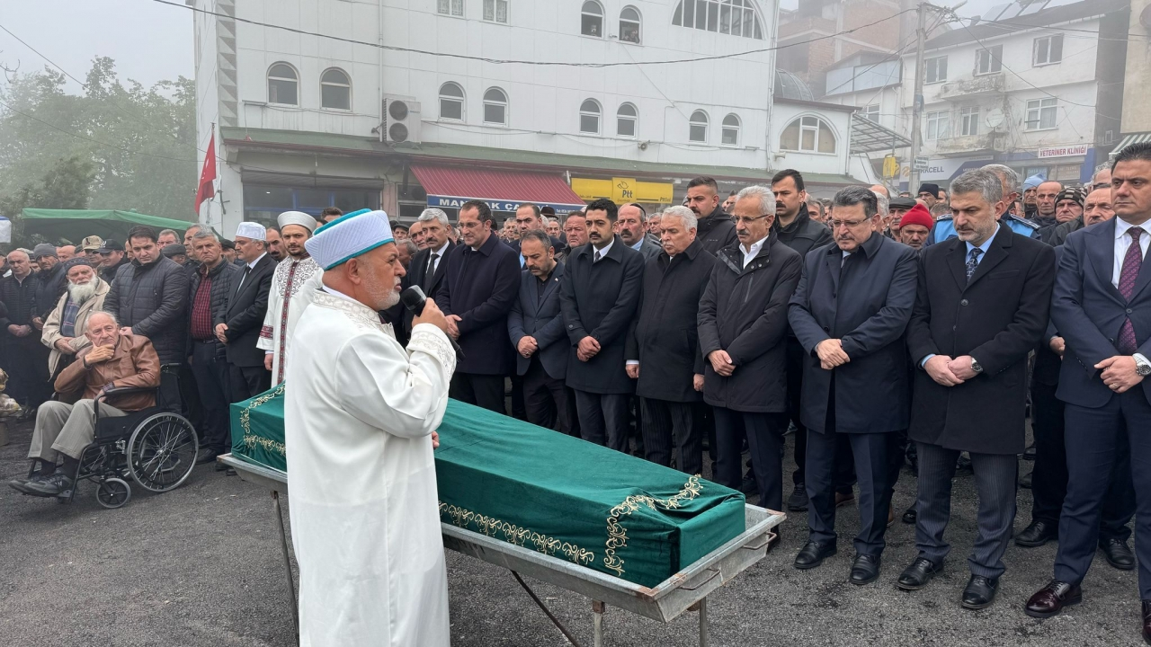 Ulaştırma ve Altyapı Bakanı Uraloğlu, Trabzon'da akrabasının cenaze törenine katıldı