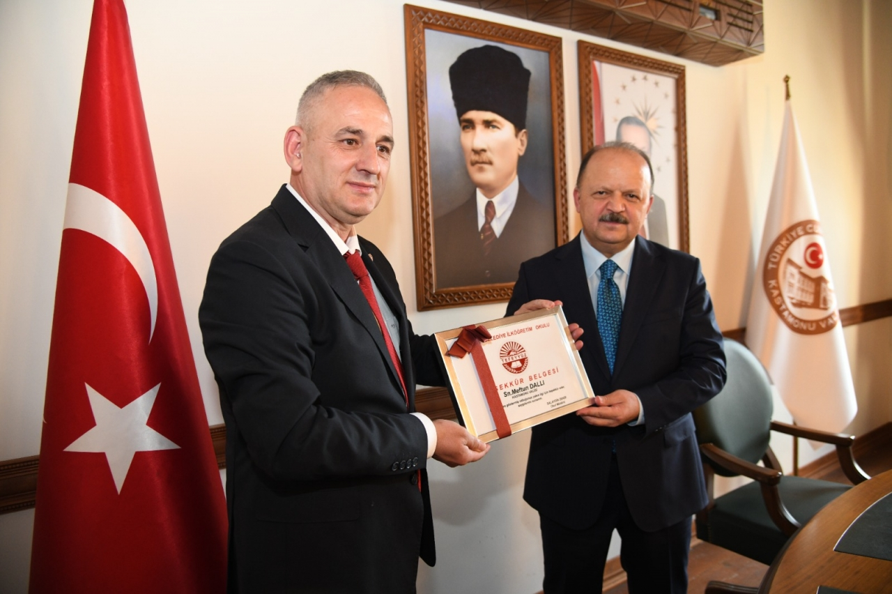 Üsküplü öğrenciler Kastamonu Valisi Dallı'yı ziyaret etti