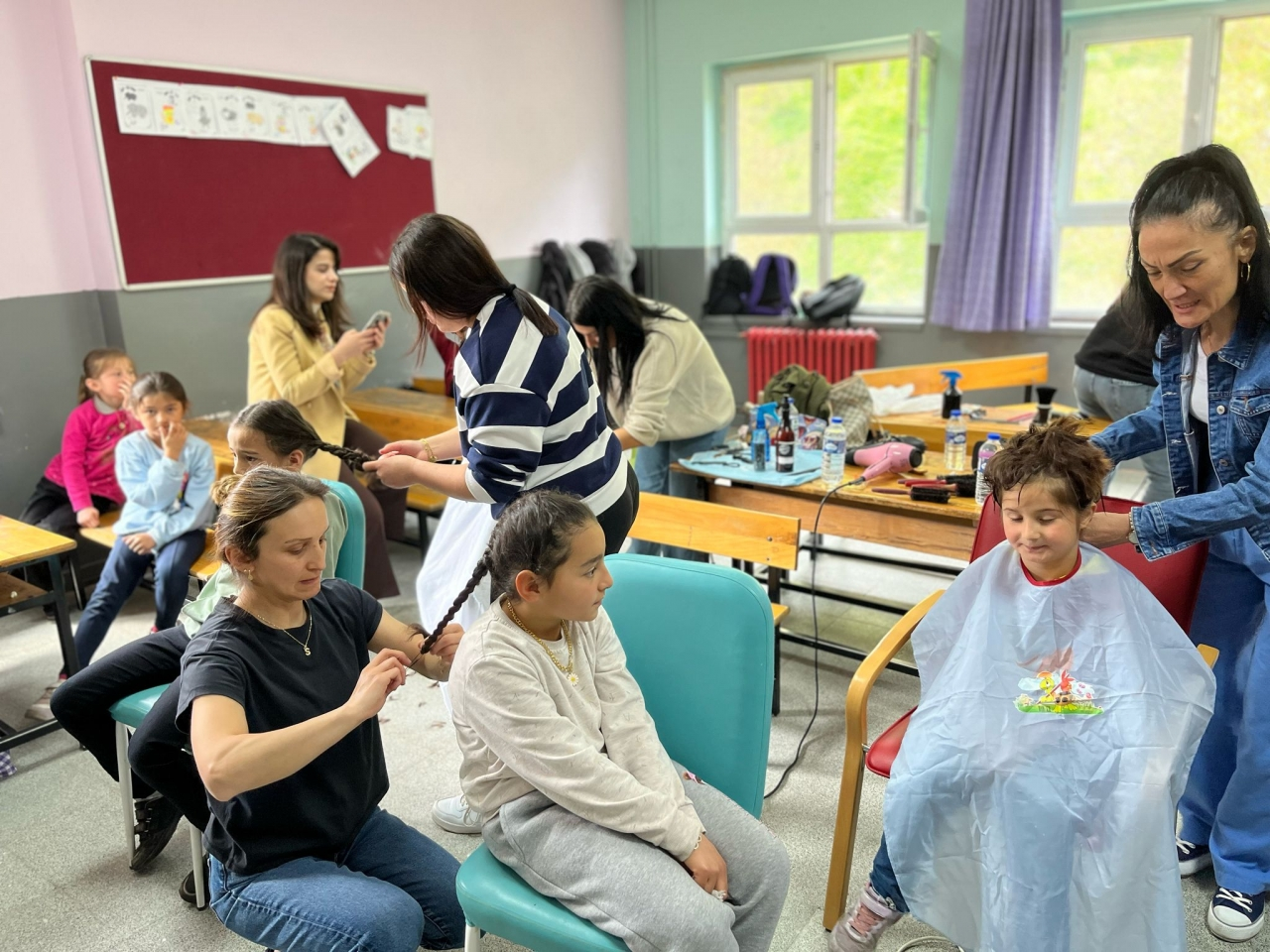 Yağlıdere'de kırsaldaki öğrencilere kuaför hizmeti verildi