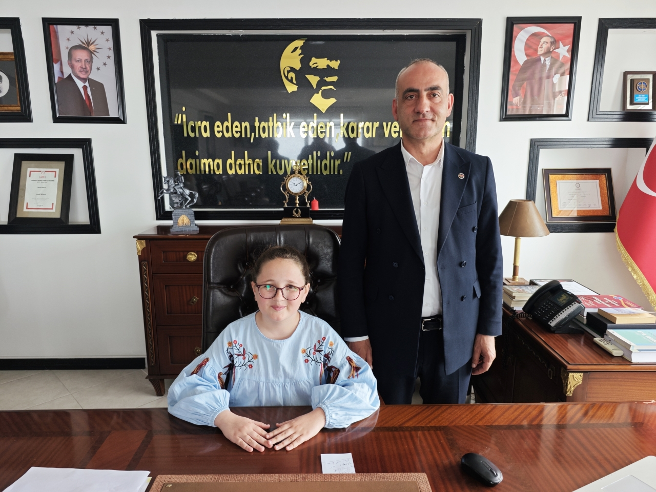 Yakakent'te makam koltukları temsilen çocuklara devredildi