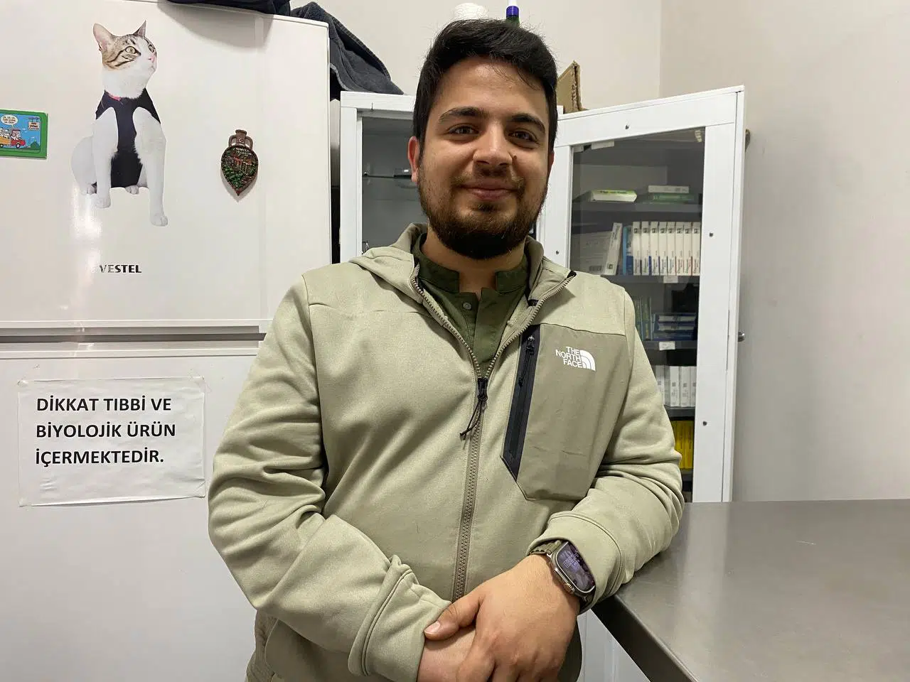Zonguldak'ta dişi kırılan kediye, 1,4 gramlık altın diş takıldı