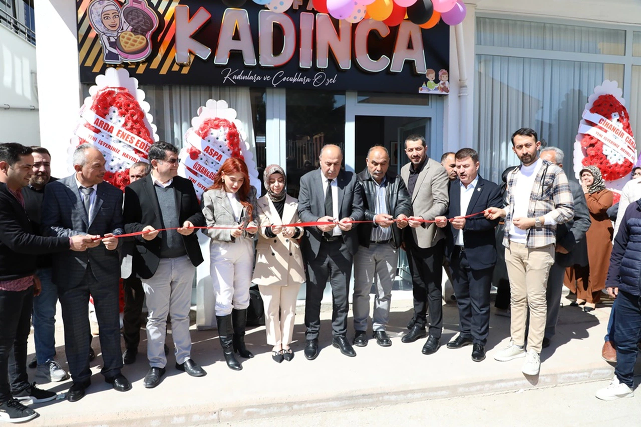Genç Kadın, Anne ve Çocuklara Özel Kafe Açtı
