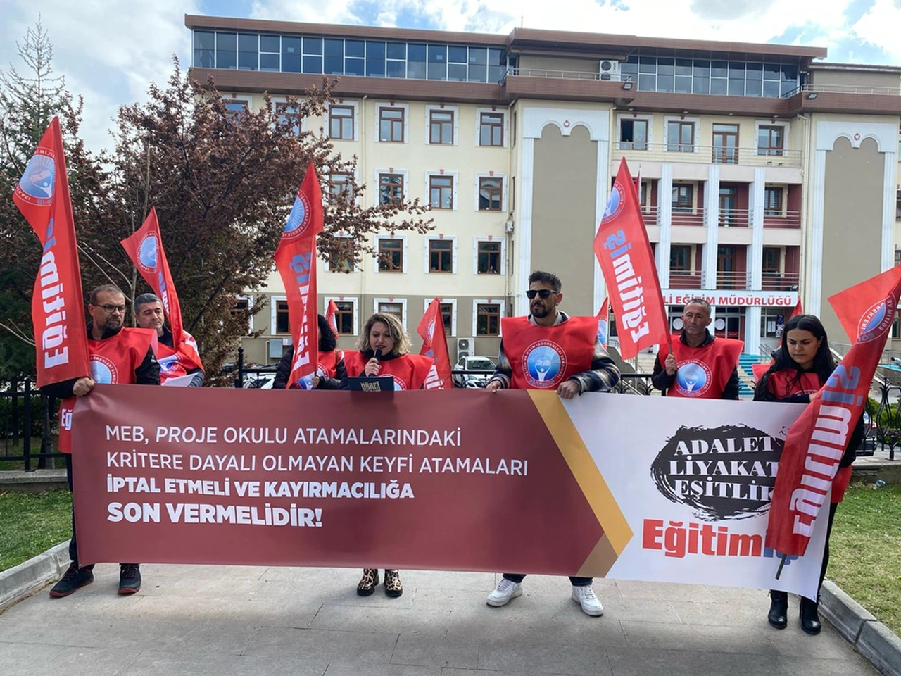 Bakan Tekin Çorum’dayken Milli Eğitim Önünde Eylem Yaptılar