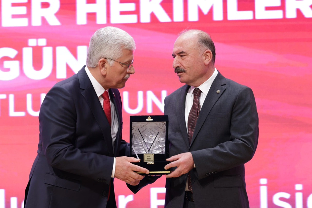 Çorum Valisine Hizmet Ödülü