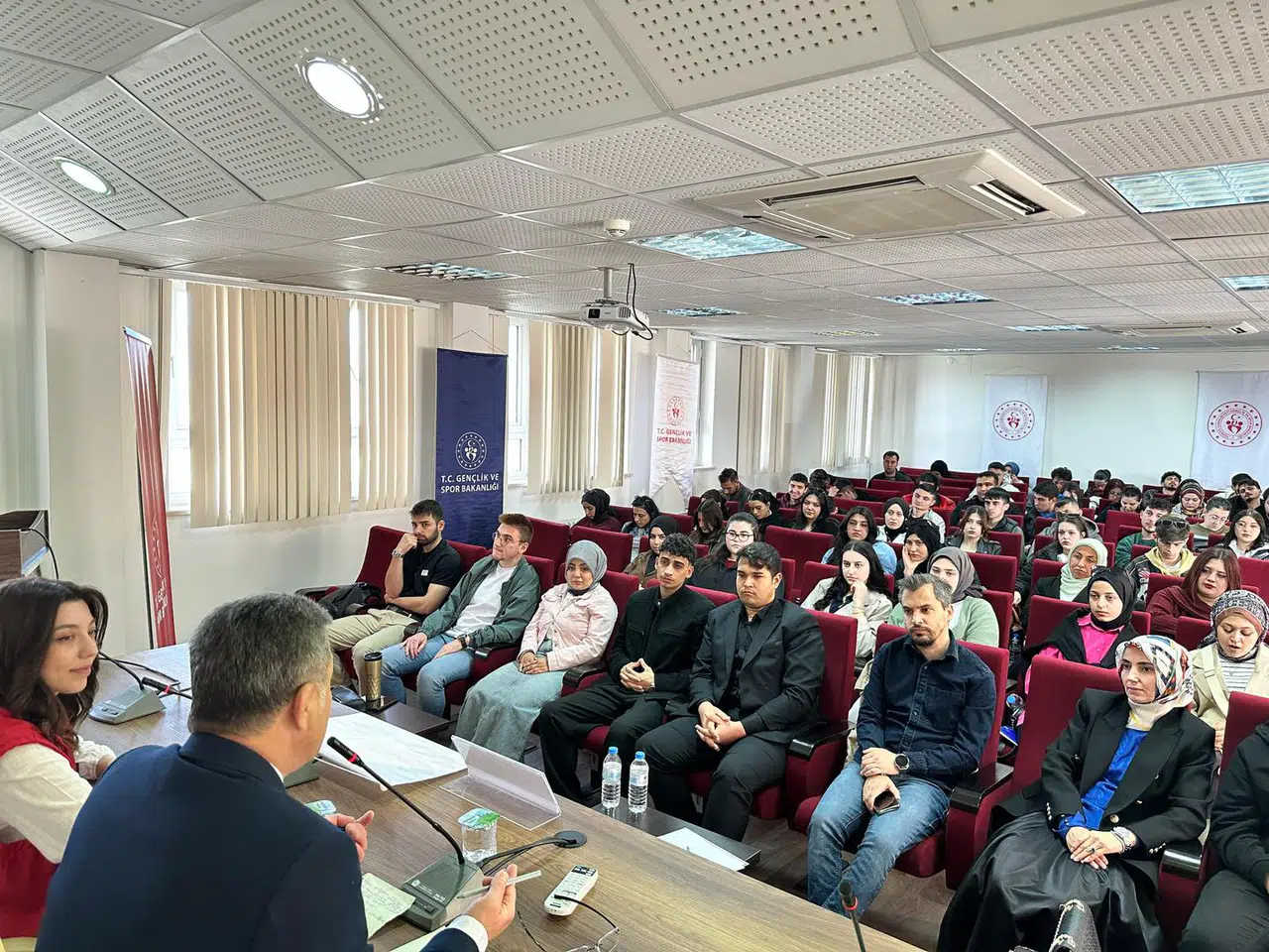 Demirkıran Tecrübelerini Öğrencilerle Paylaştı