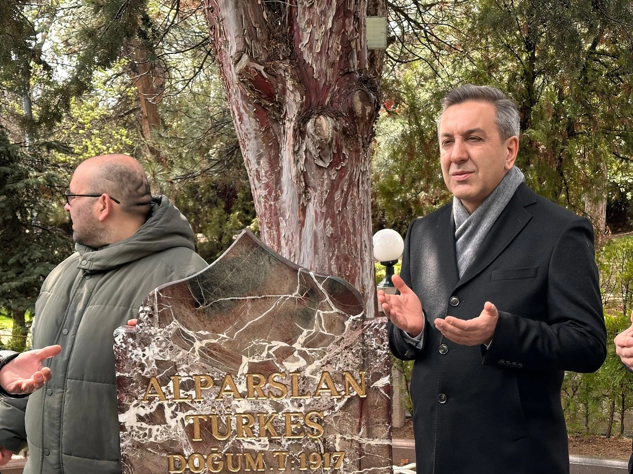 Dere, Türkeş'i Andı