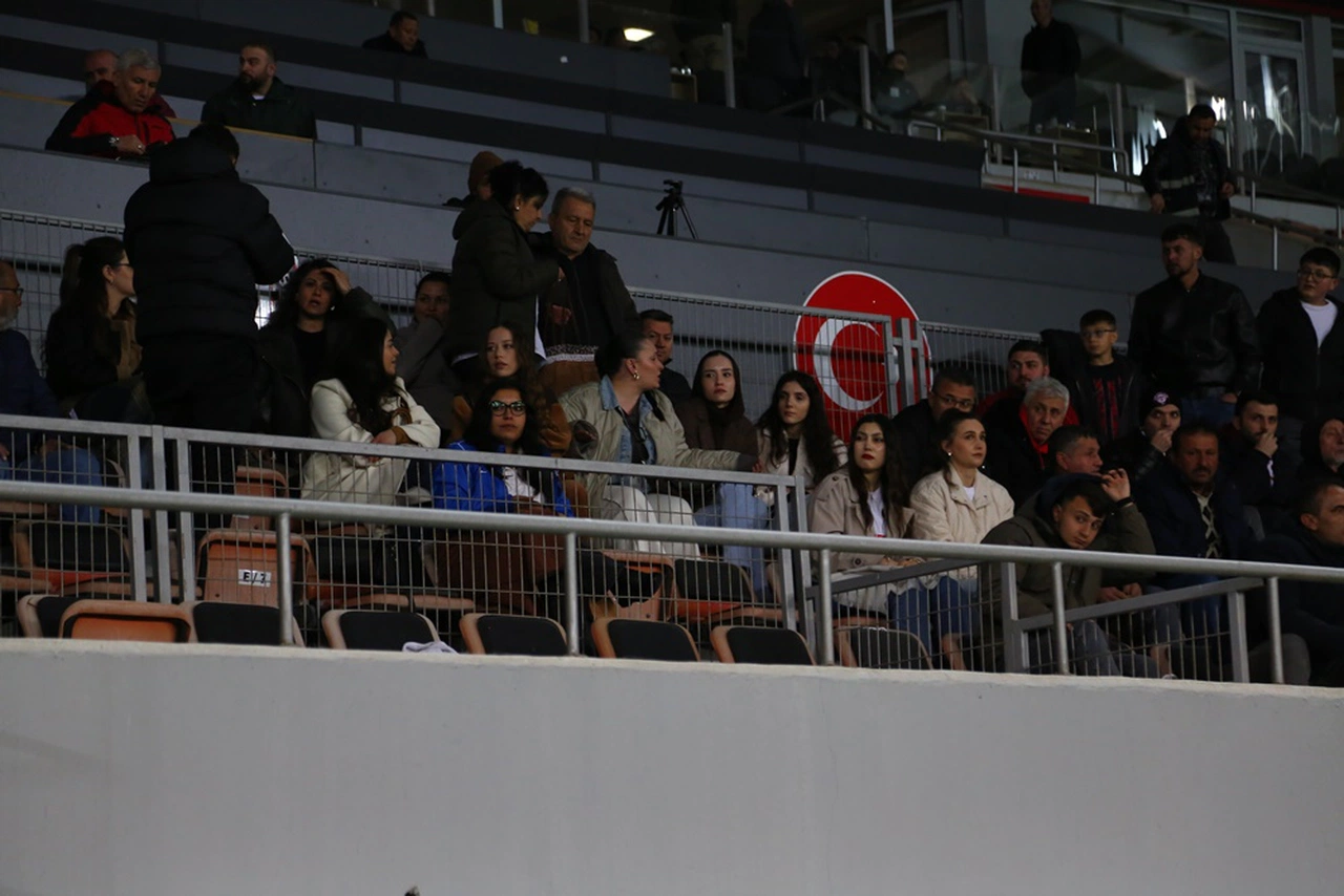 Eren’in Eşinden Taraftara Sitem