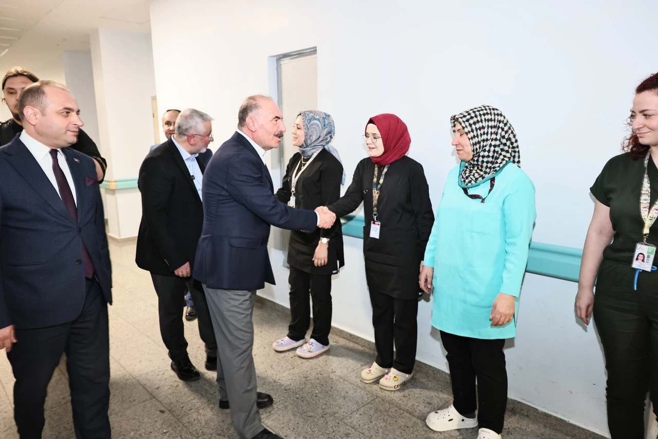 Hastanede Hasta ve Sağlık Çalışanlarıyla Bayramlaştılar
