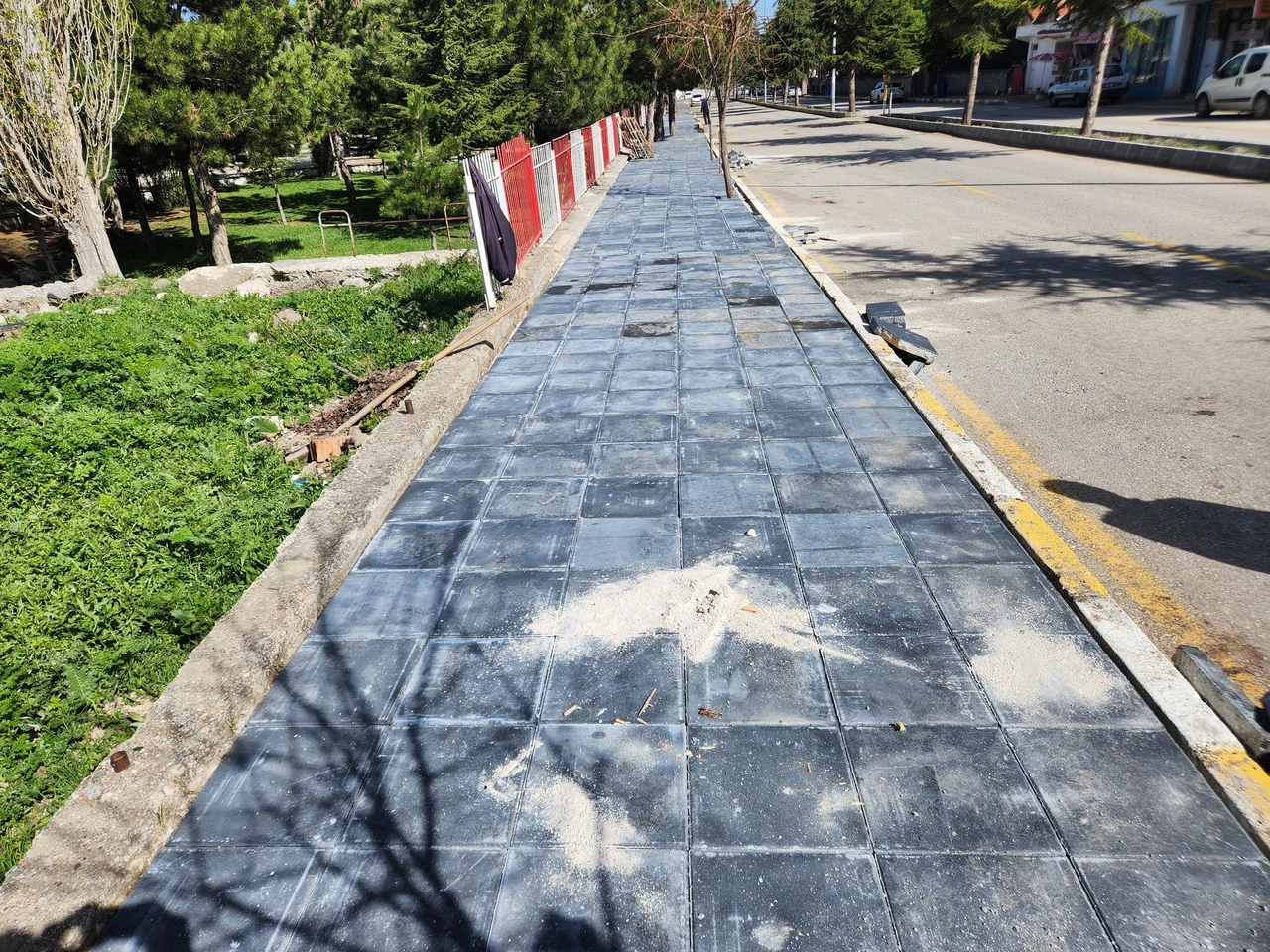 Kaldırımlar Yenileniyor, Sokaklar Aydınlatılıyor