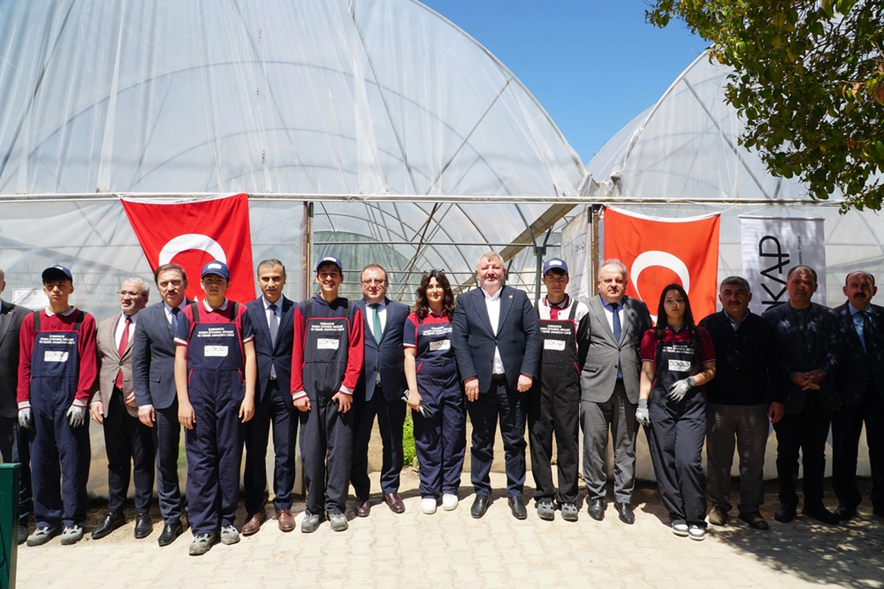 Okul Bahçesine Sera Kuruldu, Kuşkonmaz Yetiştirilecek