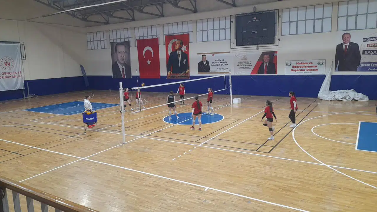 Osmancık'ta Yıldız Kızlar Voleybol Grup Müsabakaları Başladı