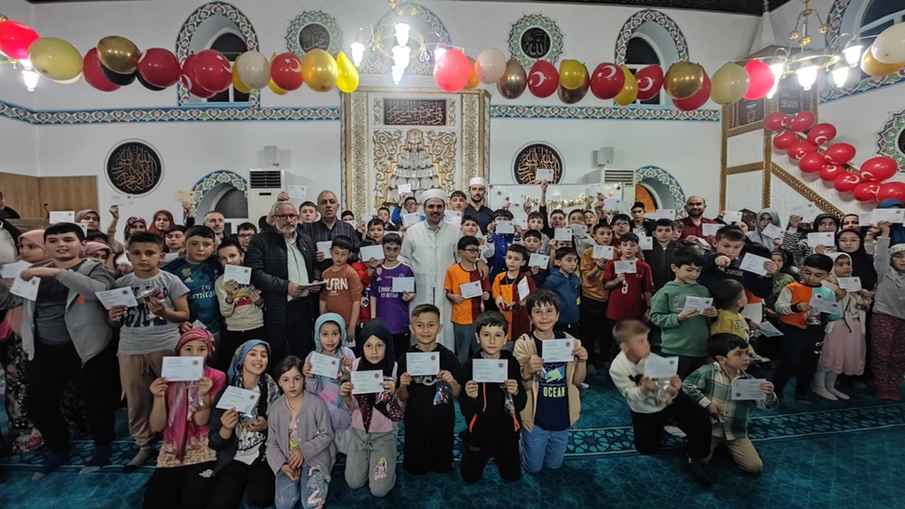 Ramazan’da Teravih Namazına Giden Çocuklar Ödüllendirildi