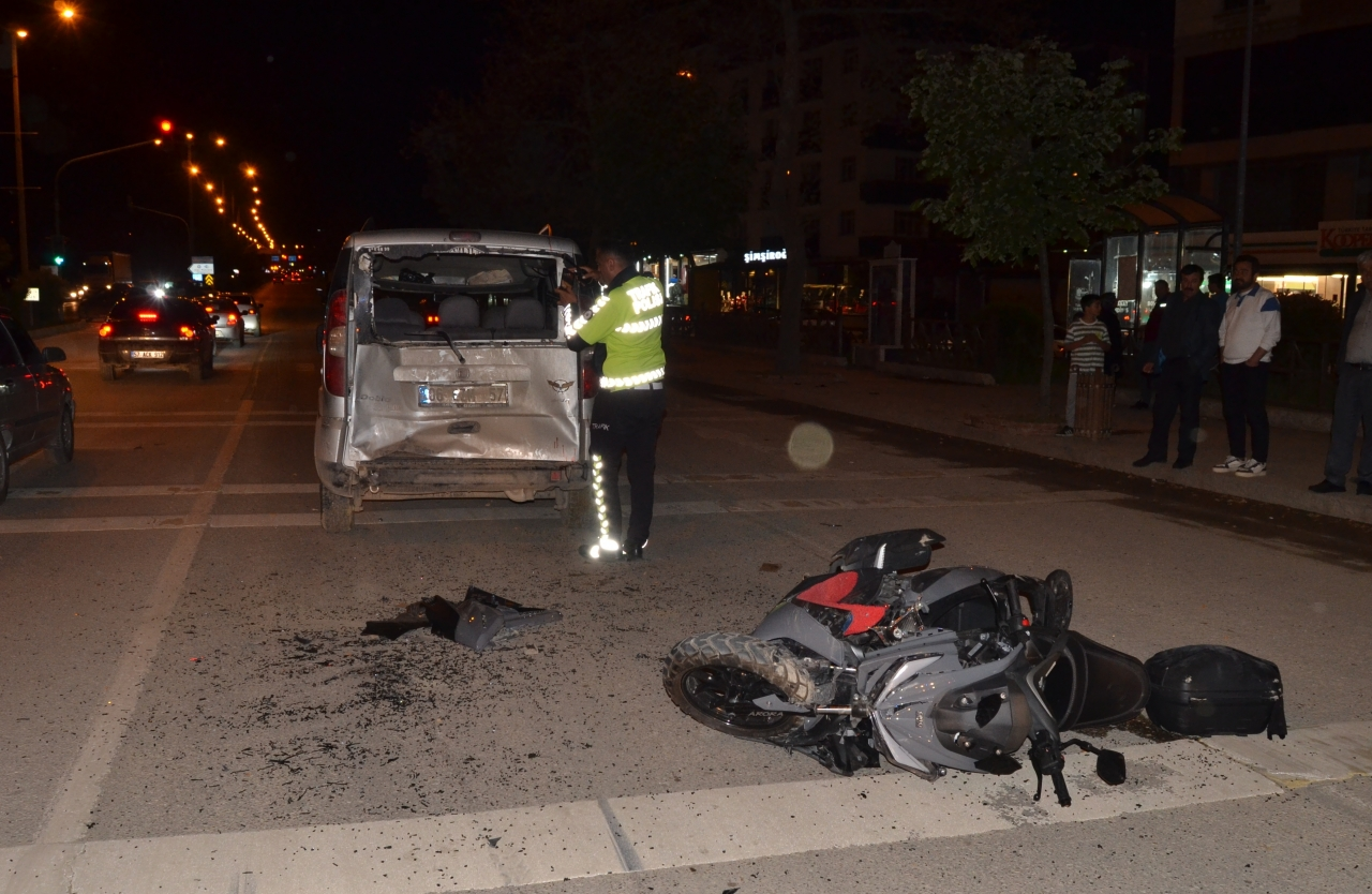 Sinop'ta hafif ticari araçla çarpışan motosikletteki 2 kişi yaralandı