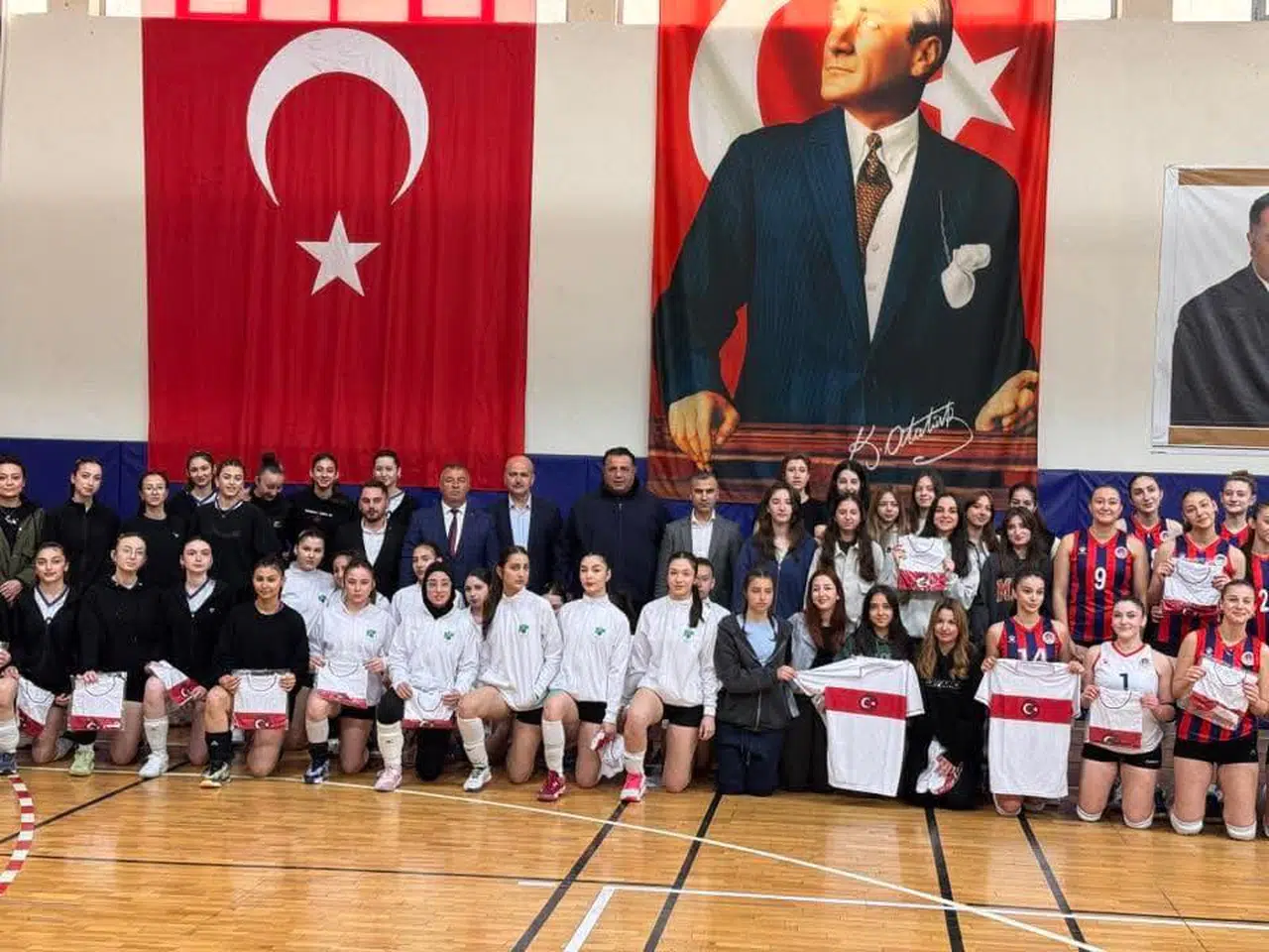 Sporculara Milli Forma Hediye Edildi
