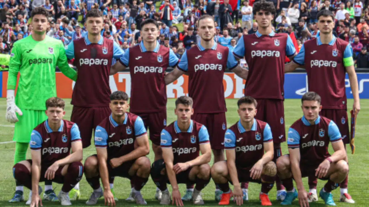 Tahtasız'dan Bordo-Mavililere Tebrik