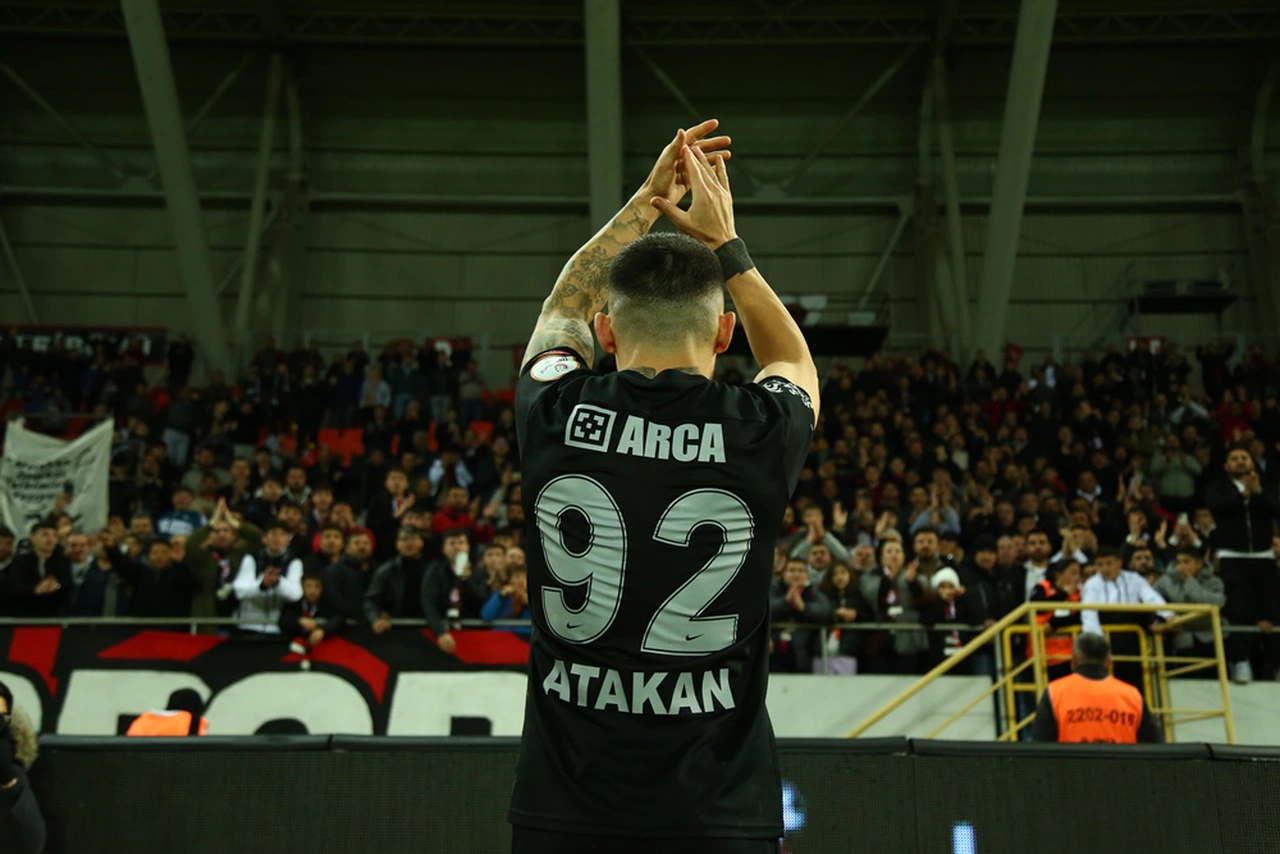 Taraftar Atakan Cangöz’ü Bağrına Bastı