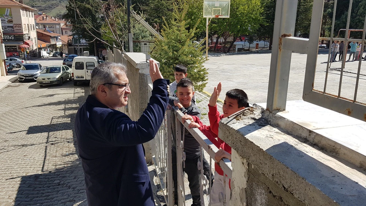 Ünlü'den Öğrencilerine Sürpriz Ziyaret