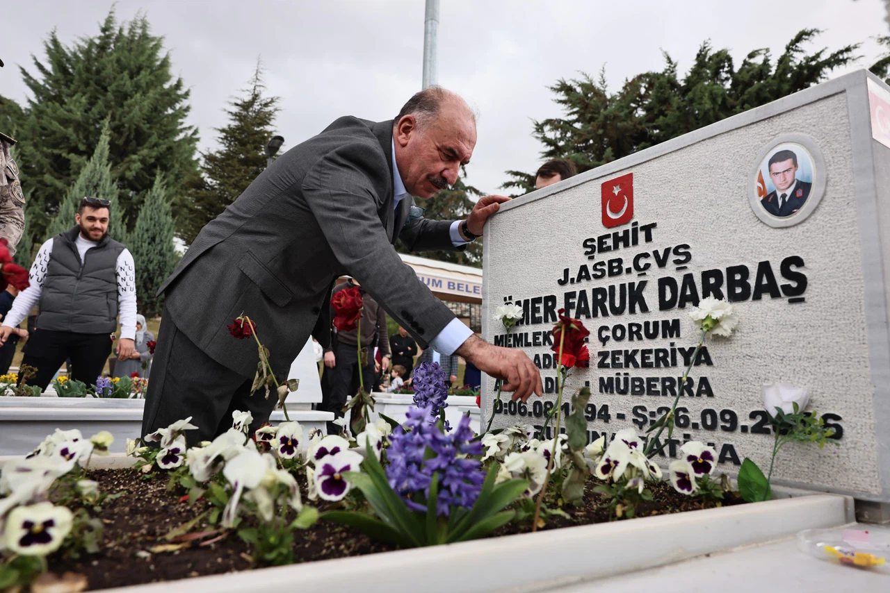 Vali Çalgan’dan Şehitliğe Bayram Ziyareti