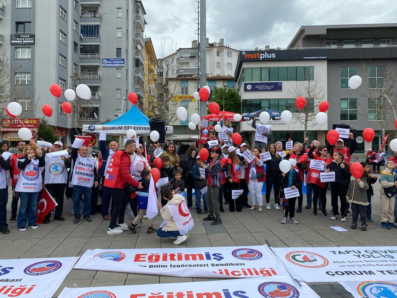 1 Mayıs’ı Ayrı Kutladılar