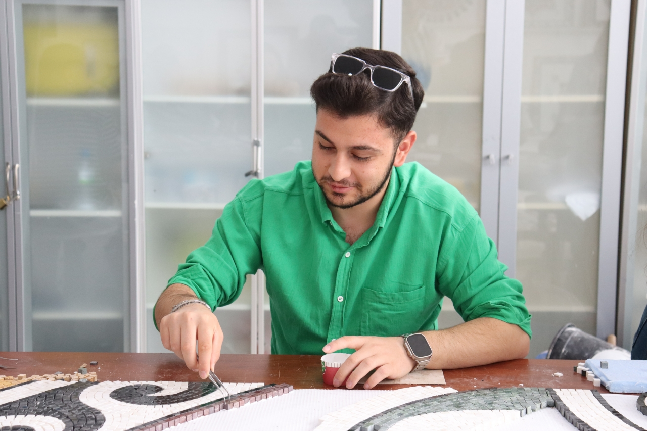 Amasya Üniversitesi öğrencileri 1800 yıllık elma ağacı motifli mozaiğin kopyasını yaptı