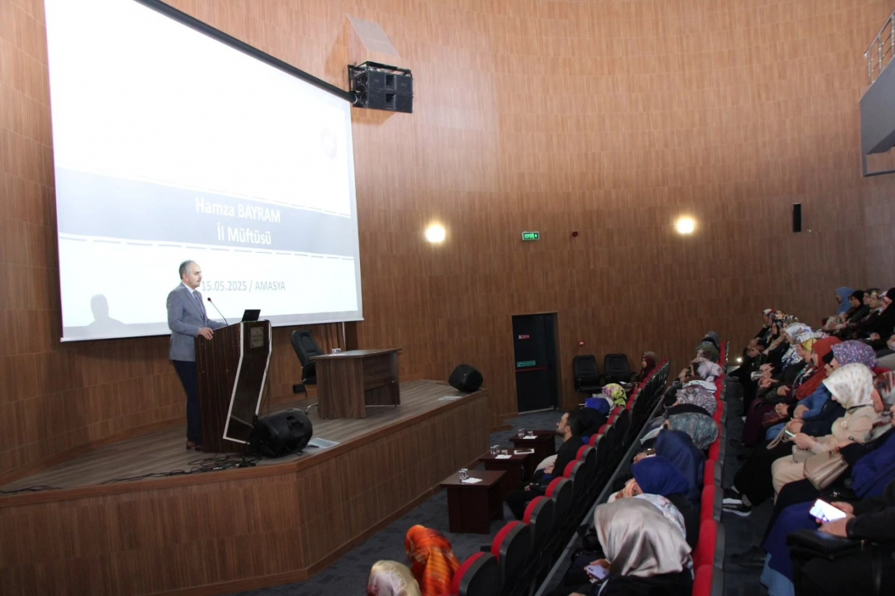 Amasya’da “Fıtratın Korunmasında Ailenin Rolü” konulu konferans düzenlendi